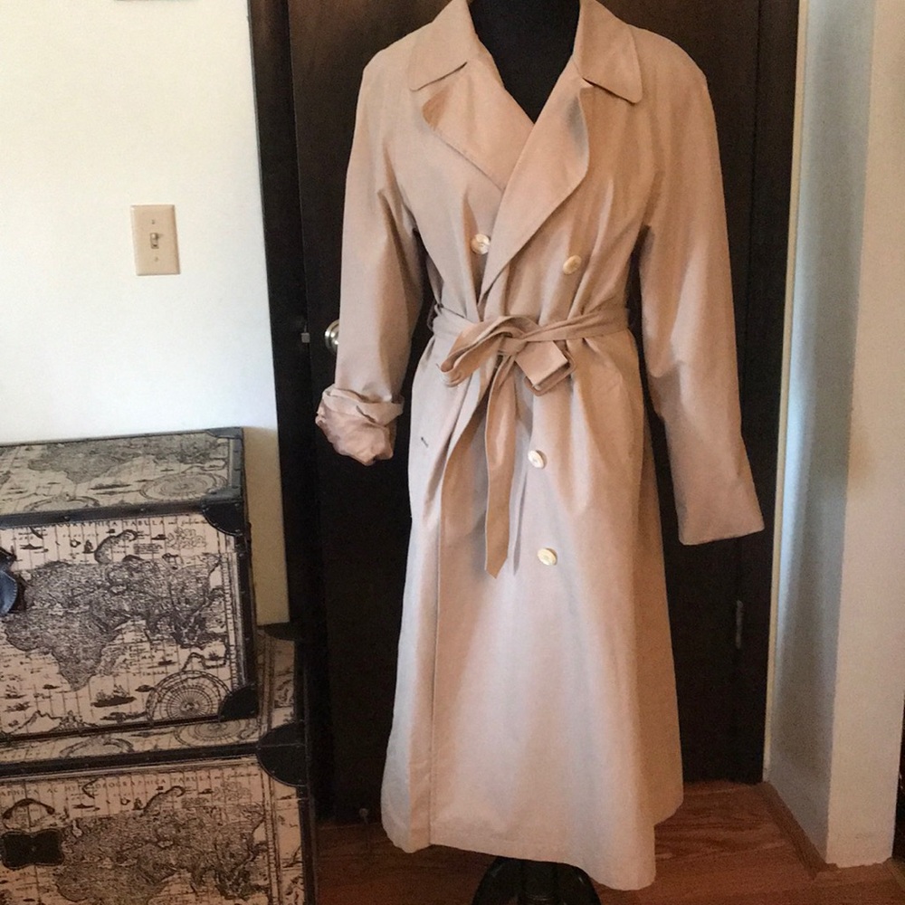 Authentic Burberry Trench Coat!!!! 👛
